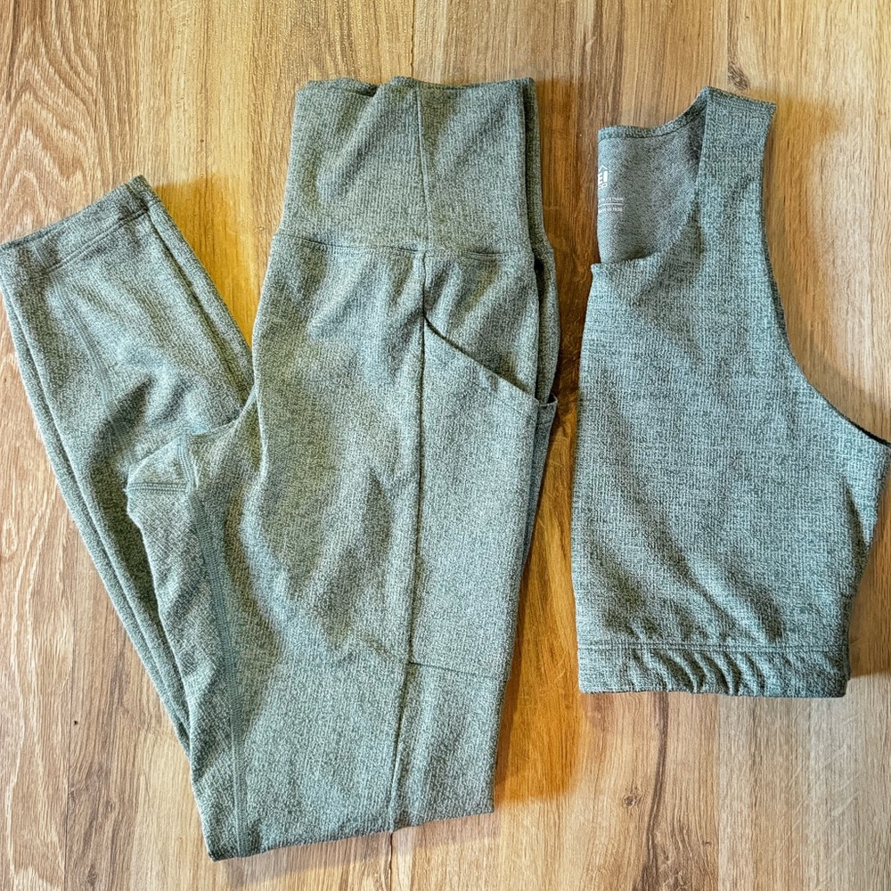 REI CO-OP • Green Stretchy Leggings w/Pockets • S